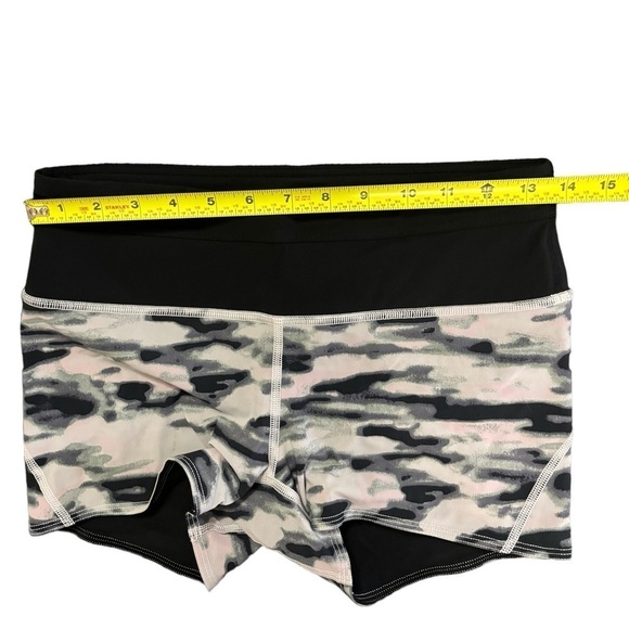 Lululemon Water Bound Short size 8 - Picture 5 of 9